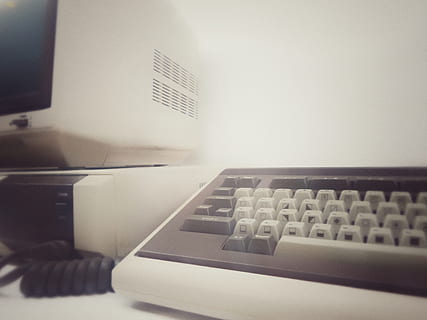 computer, old, vintage, keyboard, monitor, screen, closeup HD wallpaper