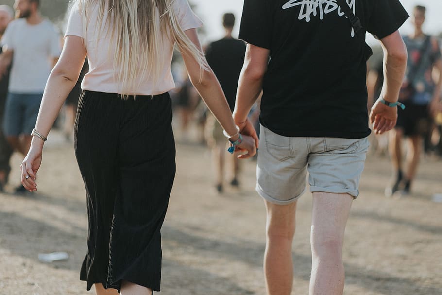 couple holding hands while walking, group of people, focus on foreground HD wallpaper