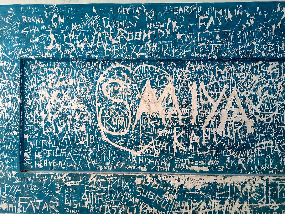 white vandals on blue frame, rug, text, handwriting, wall, graffiti HD wallpaper