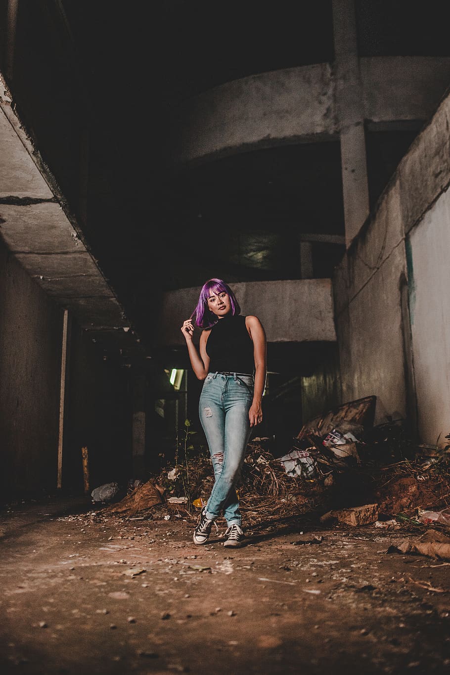 Shallow Focus Photo of Woman in Black Sleeveless Shirt and Blue Distressed Denim Pants HD wallpaper