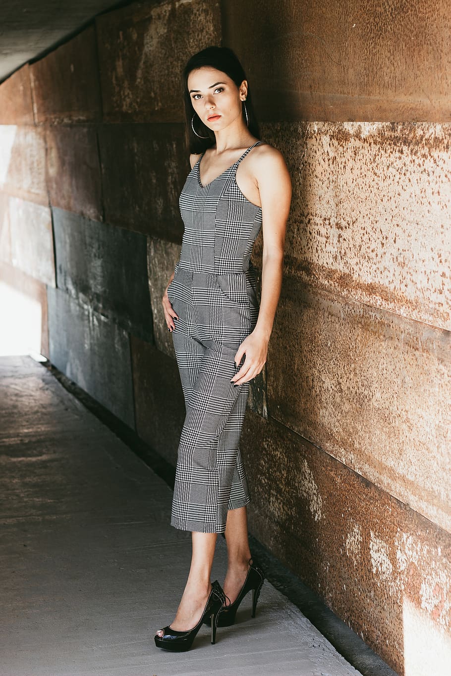Woman Wearing Grey Sleeveless Dress Standing Near Brown Wall, HD wallpaper