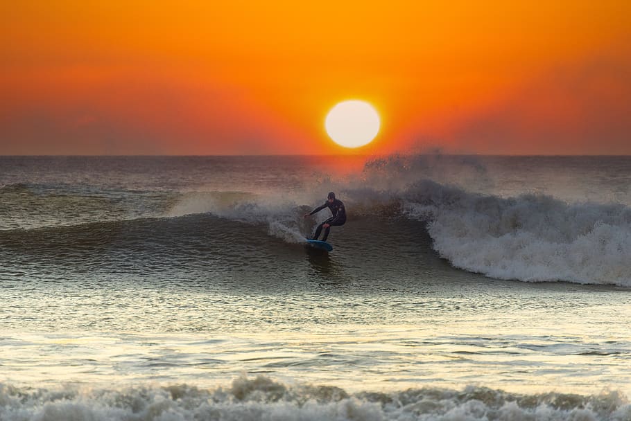 man playing surf, sea, water, sky, wave, motion, sunset, horizon over water HD wallpaper