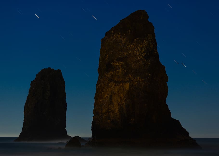 rock formation at night, the needle, cannon beach, oregon coast HD wallpaper