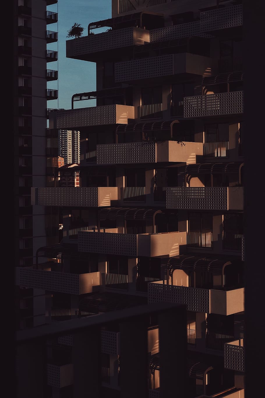 building, lighting, sunlight, windows, rooms, hotel, sky, high HD wallpaper