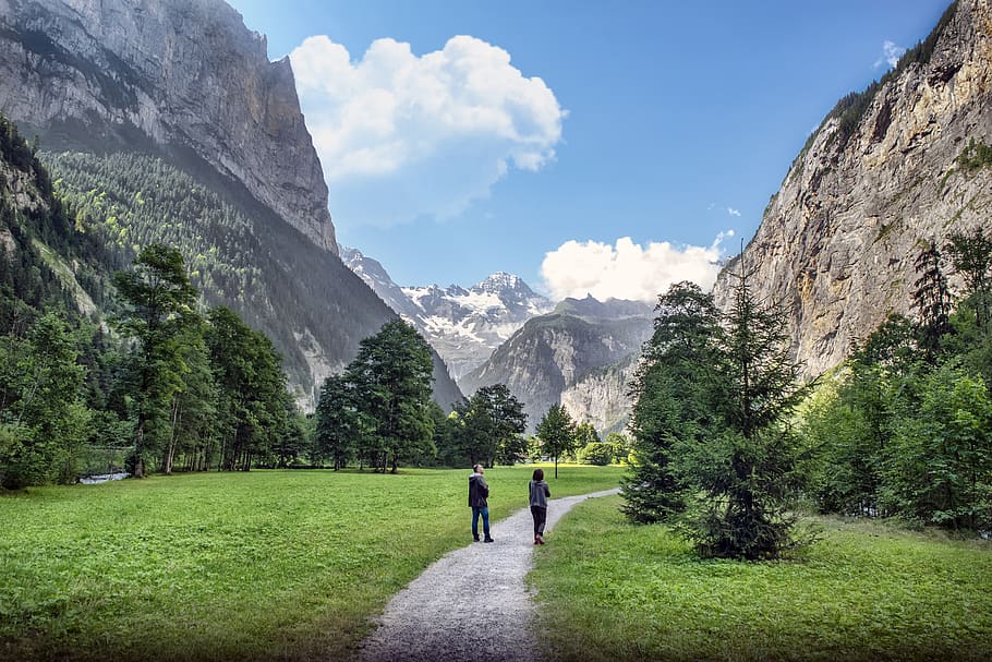 Walking valley. Долина в горах фото. Маленькая Долина в горах. Живописная прогулка в горах. Мелякур гора.