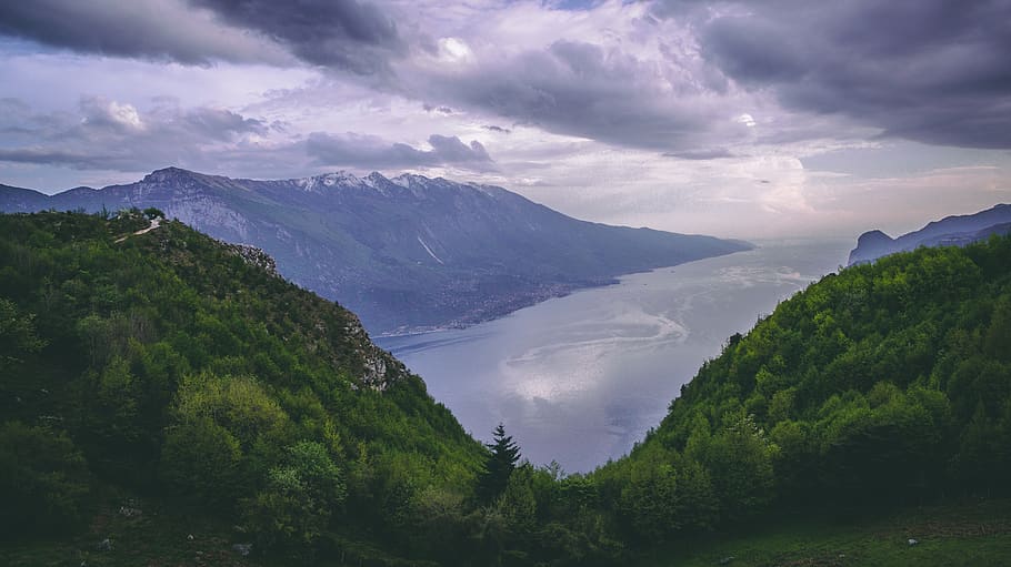 Green Leaf Trees Near Lake Under Cloudy Sky at Daytimne, adventure HD wallpaper