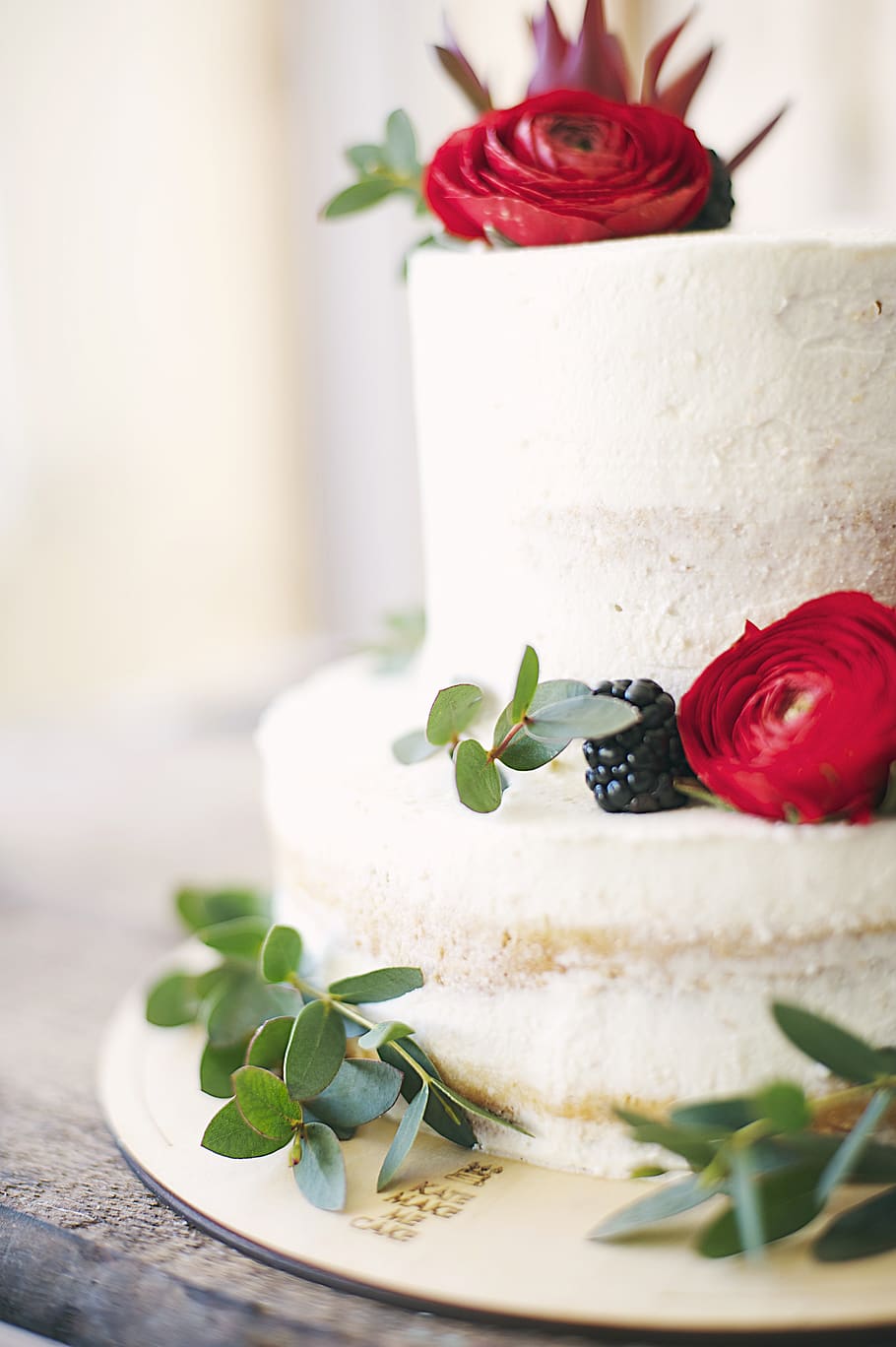Close-Up Photography of Cake With Flower Decor, blackberry, blur HD wallpaper