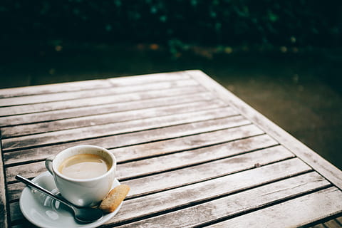 Cup of coffee on a table, arka, aroma, background, bakgrund, bean HD wallpaper