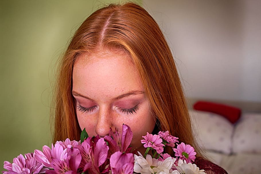 Young flower. Цветок с лицом. Цветы на лице фотосессия. Цветочек с лицом. Фото девушка с закрытыми глазами и цветами.