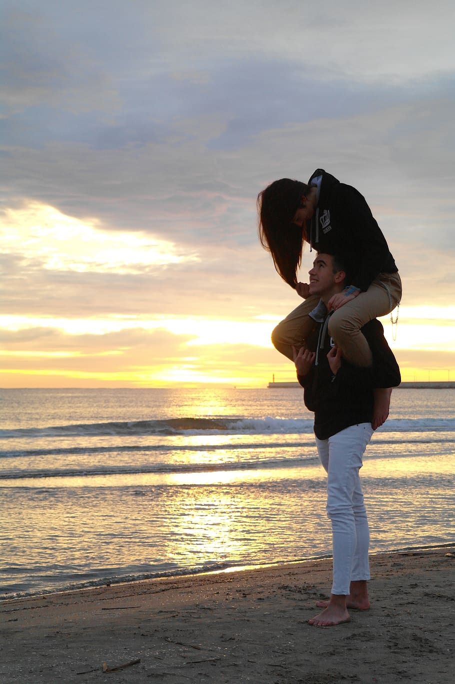 dawn, beach, look, sun, sea, couple, horizon, sunset, sky, water HD wallpaper