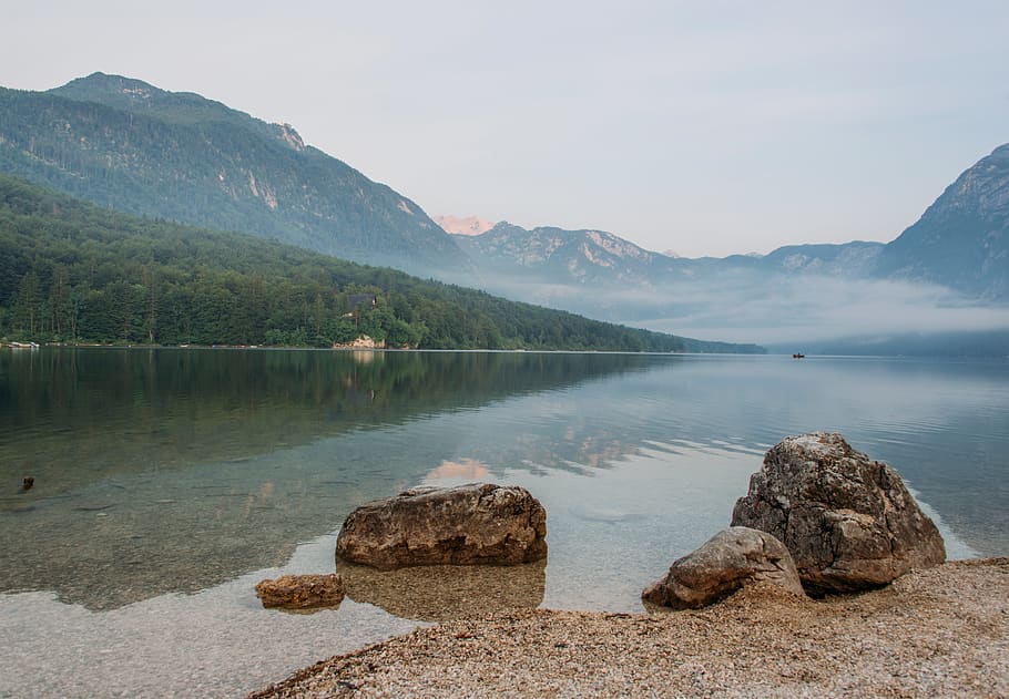 lake, water, reflection, rocks, boulders, trees, forest, mountains HD wallpaper
