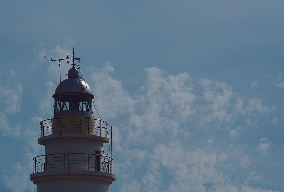 White Lighthouse Under Blue Sky and White Clouds, architecture HD wallpaper