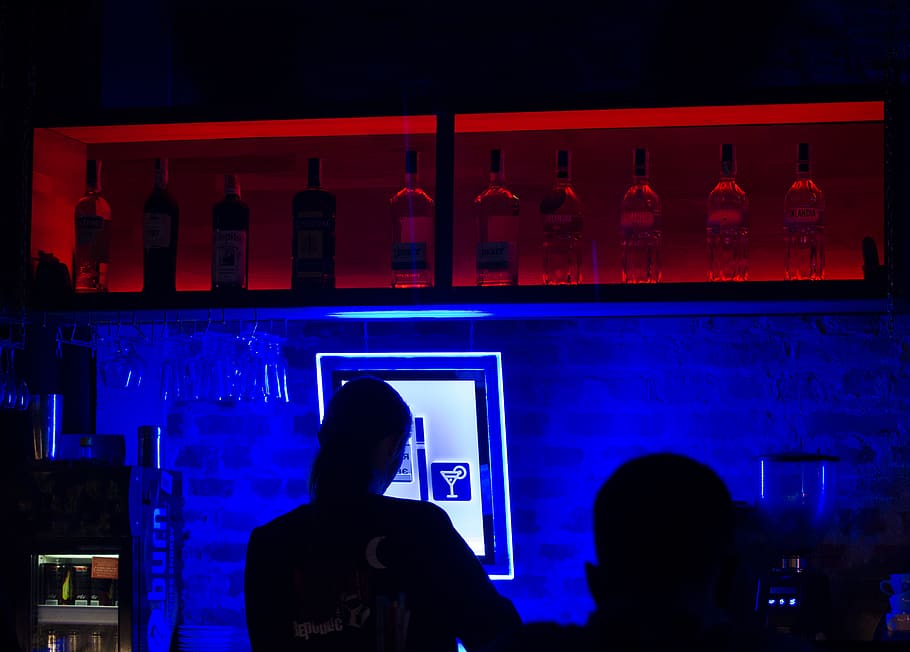 bar, cafe, bottles, drinks, beverages, night, silhouette, people HD wallpaper