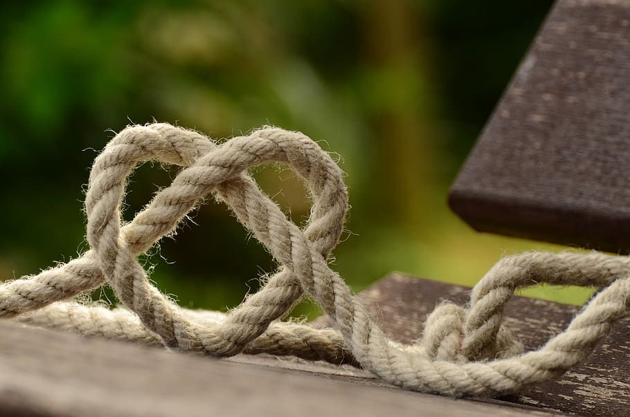 Brown Rope Tangled and Formed Into Heart Shape on Brown Wooden Rail, HD wallpaper