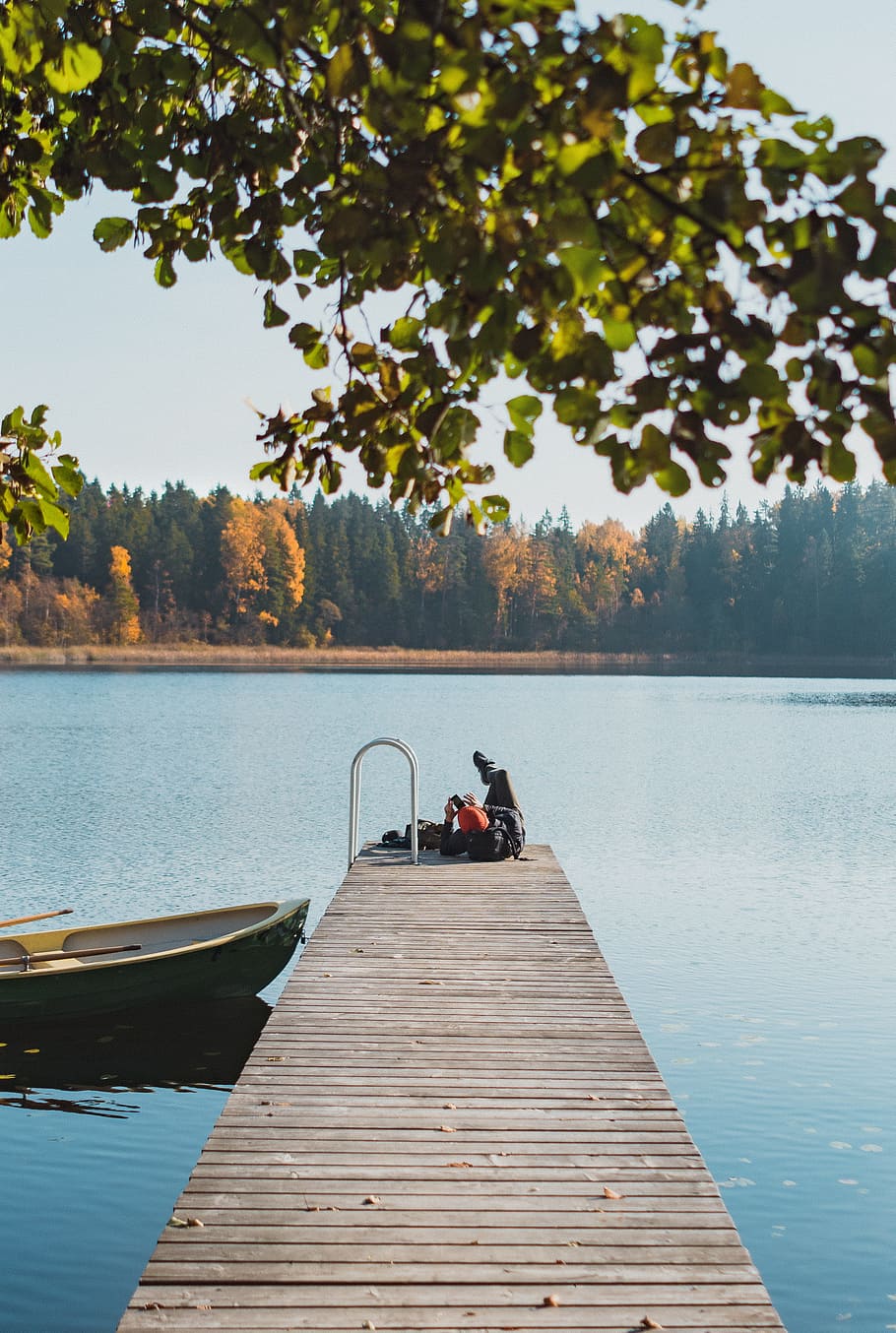 black and gray boat besides brown wooden dock at daytime, person HD wallpaper