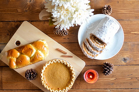 Brown Pastry and Cupcake in Chopping Board, bakery, bread, candle HD wallpaper