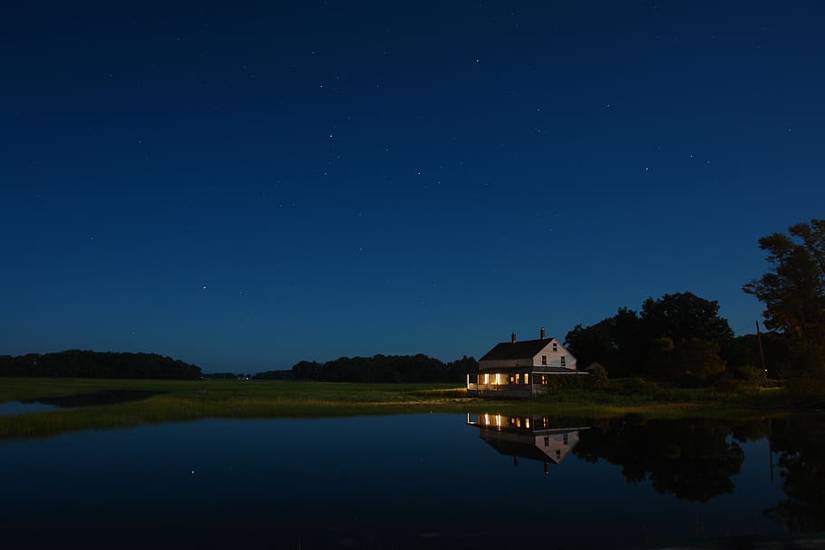 white house under blue sky, water, night, reflection, built structure HD wallpaper