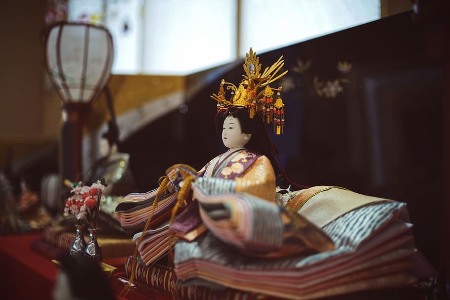 Geisha doll on table, emperor, traditional, japan, hinamatsuri HD wallpaper