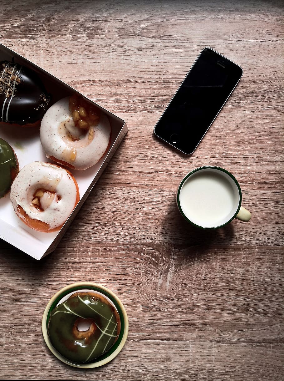 turned-off space gray iPhone 5s beside mug, food, dessert, indonesia, HD wallpaper