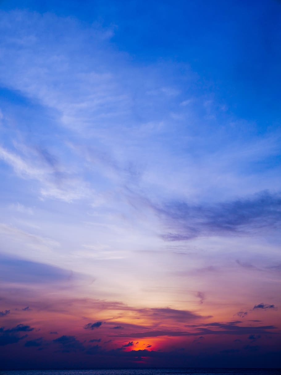 Đảo Koh Samui bình minh: Nếu bạn đam mê du lịch, hãy nhìn vào bức ảnh đảo Koh Samui bình minh này. Mặt trời mọc nhanh khiến cho bầu trời tràn ngập ánh sáng và màu sắc tuyệt vời. Cảnh tượng vô cùng đẹp mắt với những ngọn núi nằm xung quanh và những con tàu đánh cá ra vào xa xôi.