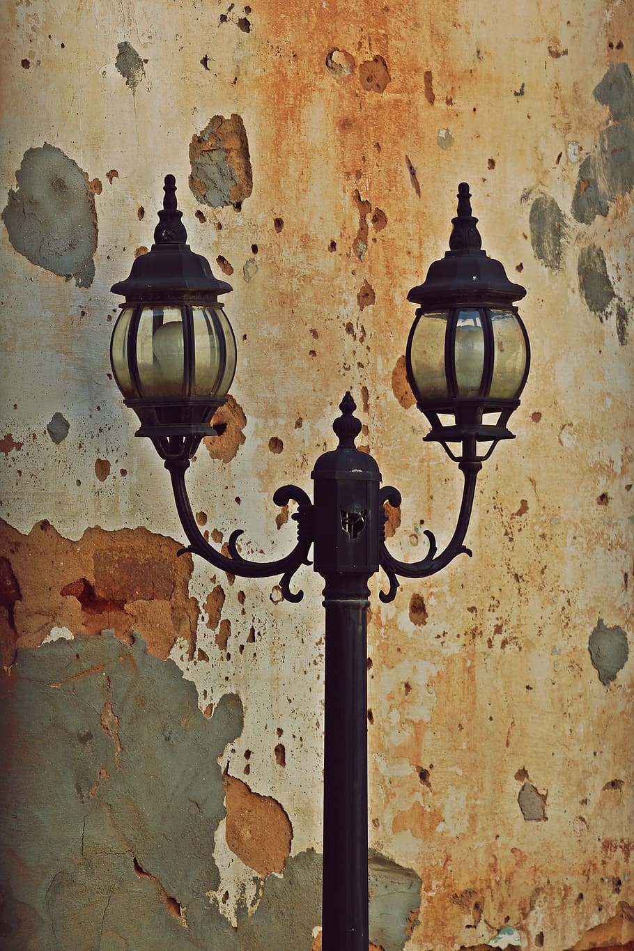 light, lamp post, abandoned, deterioration, plaster, facade HD wallpaper