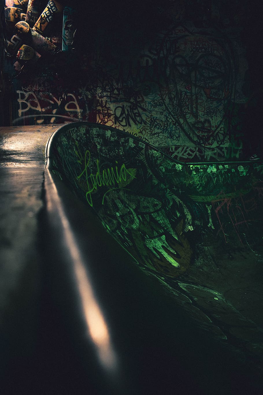 Photography of Skatepark, cement, concrete, dark, evening, graffiti HD wallpaper