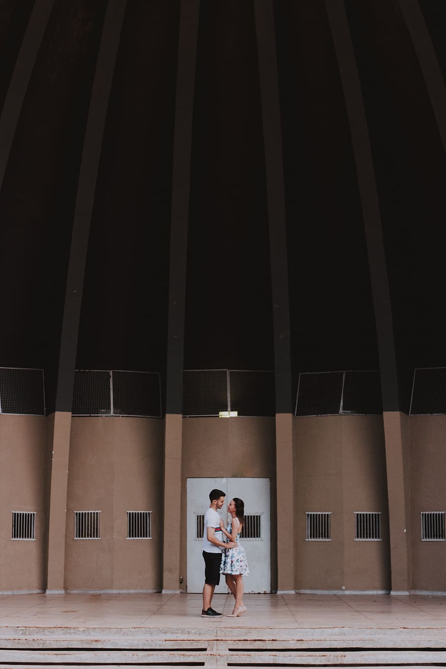 Man And Woman Next To Each Other, architecture, building, couple HD wallpaper