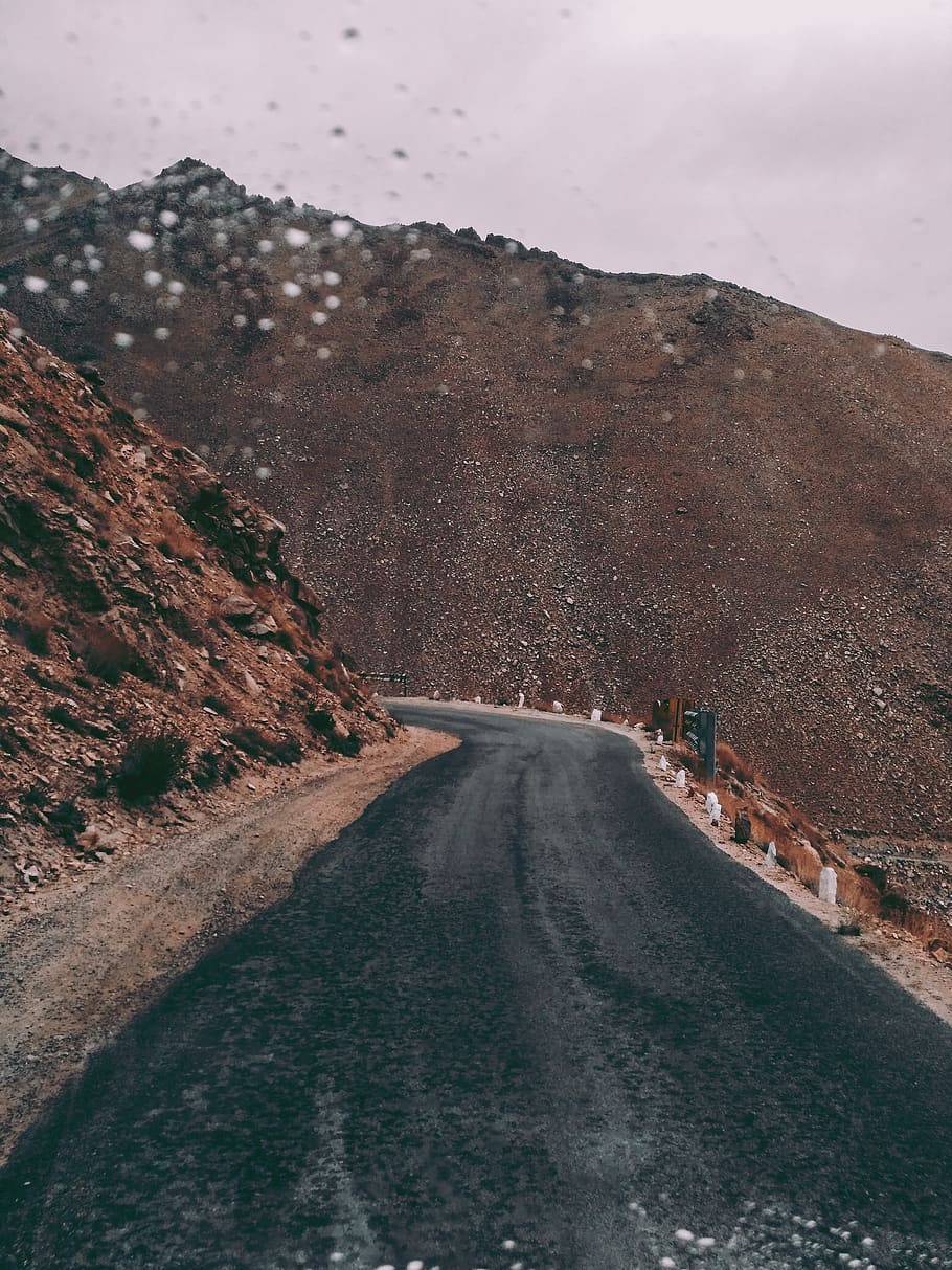Black Asphalt Road Beside Brown Rock Formation, curve, daylight HD wallpaper