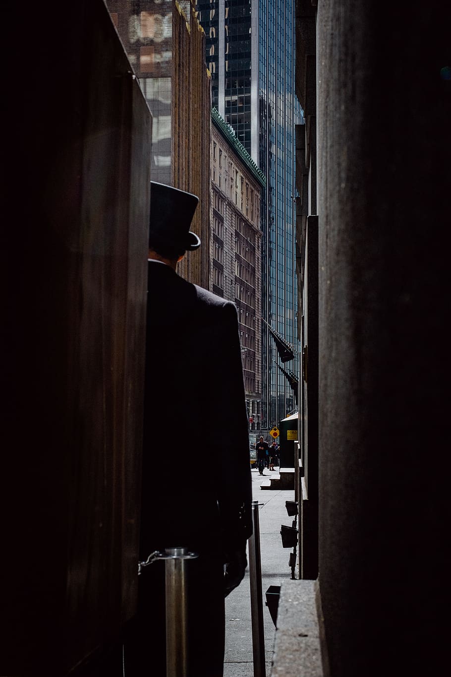 man wearing top hat standing near buildings, suit, smart, street, HD wallpaper