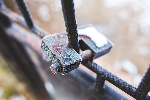 Rusty padlock covered with hoarfrost ice crystals, blur, chain HD wallpaper