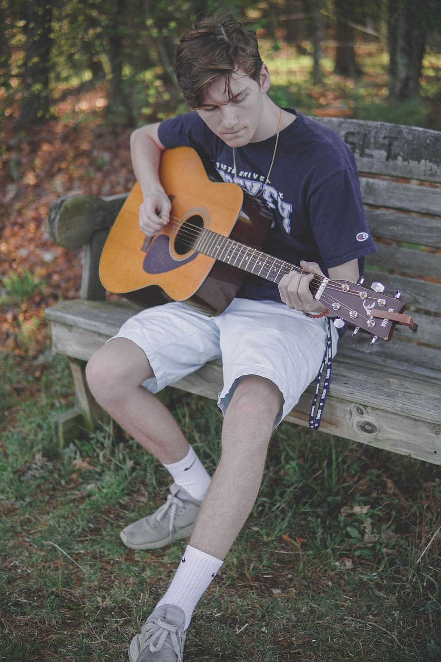 man playing guitar on bench while sitting, one person, string instrument HD wallpaper