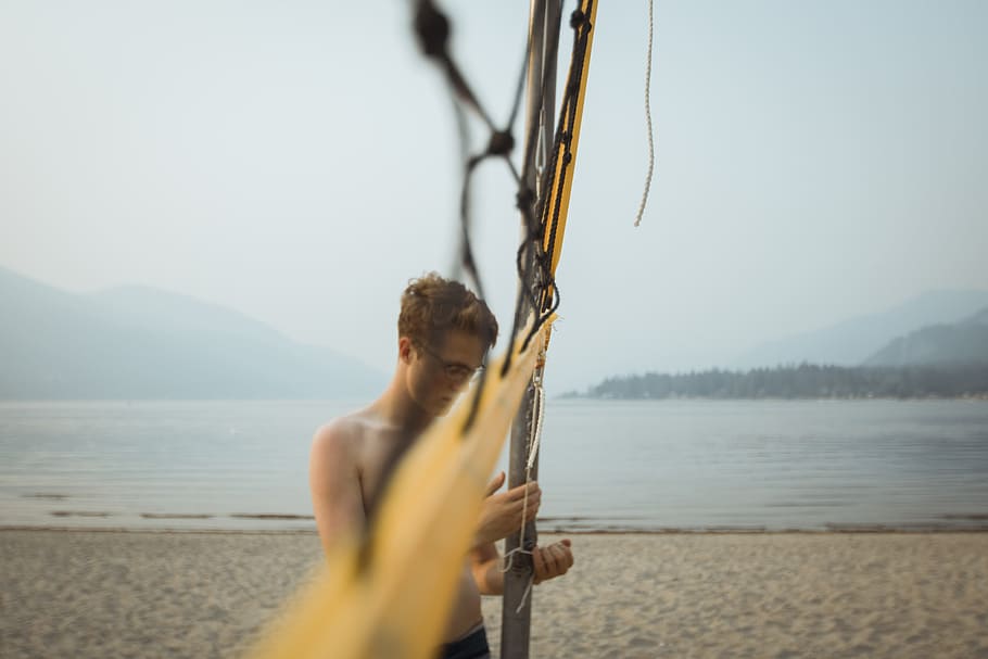 standing man beside net on beach during daytime, lake, volley, HD wallpaper