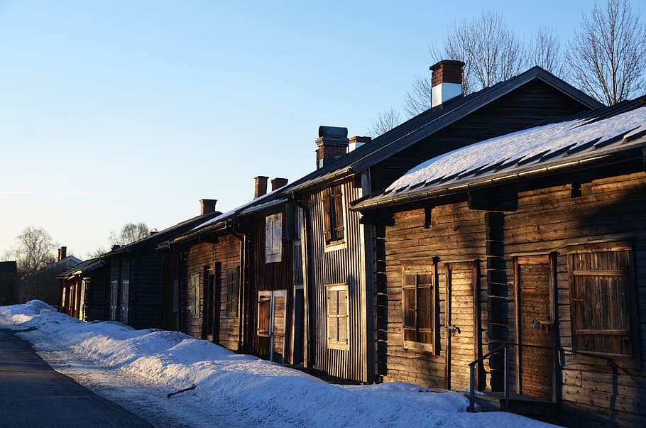 Brown Wooden House Near Snow, architecture, bungalows, chimneys HD wallpaper