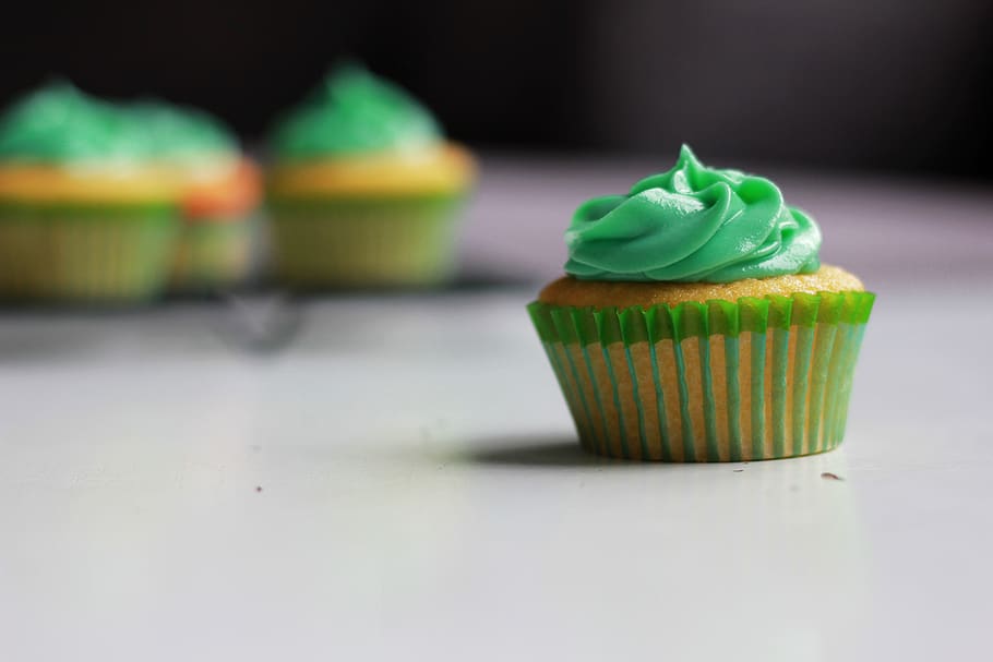 green cupcake selective photography, sweet food, dessert, food and drink HD wallpaper