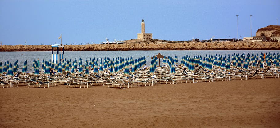 beach, umbrellas, summer, sand, lighthouse, vieste, gargano, HD wallpaper
