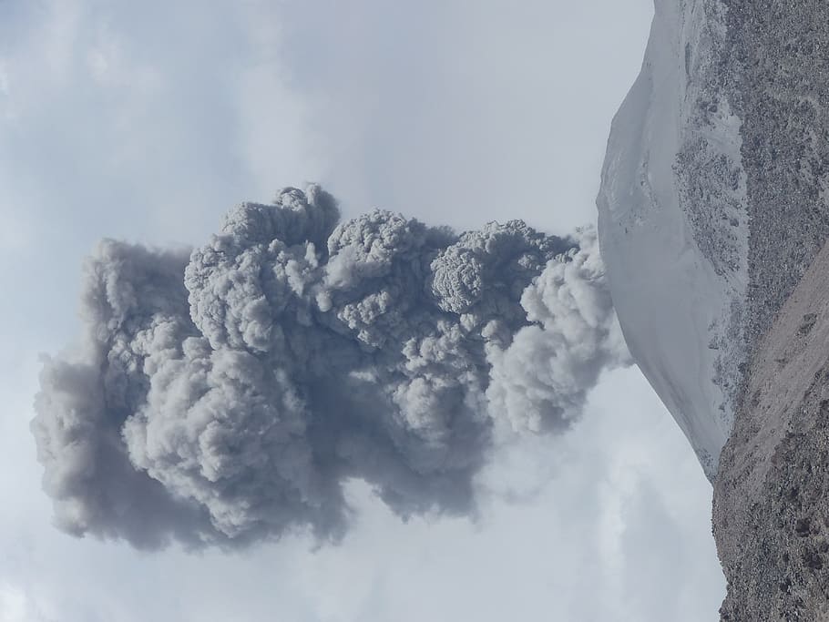 volcano under cloudy sky during daytime, vulcano, eruption, grey HD wallpaper