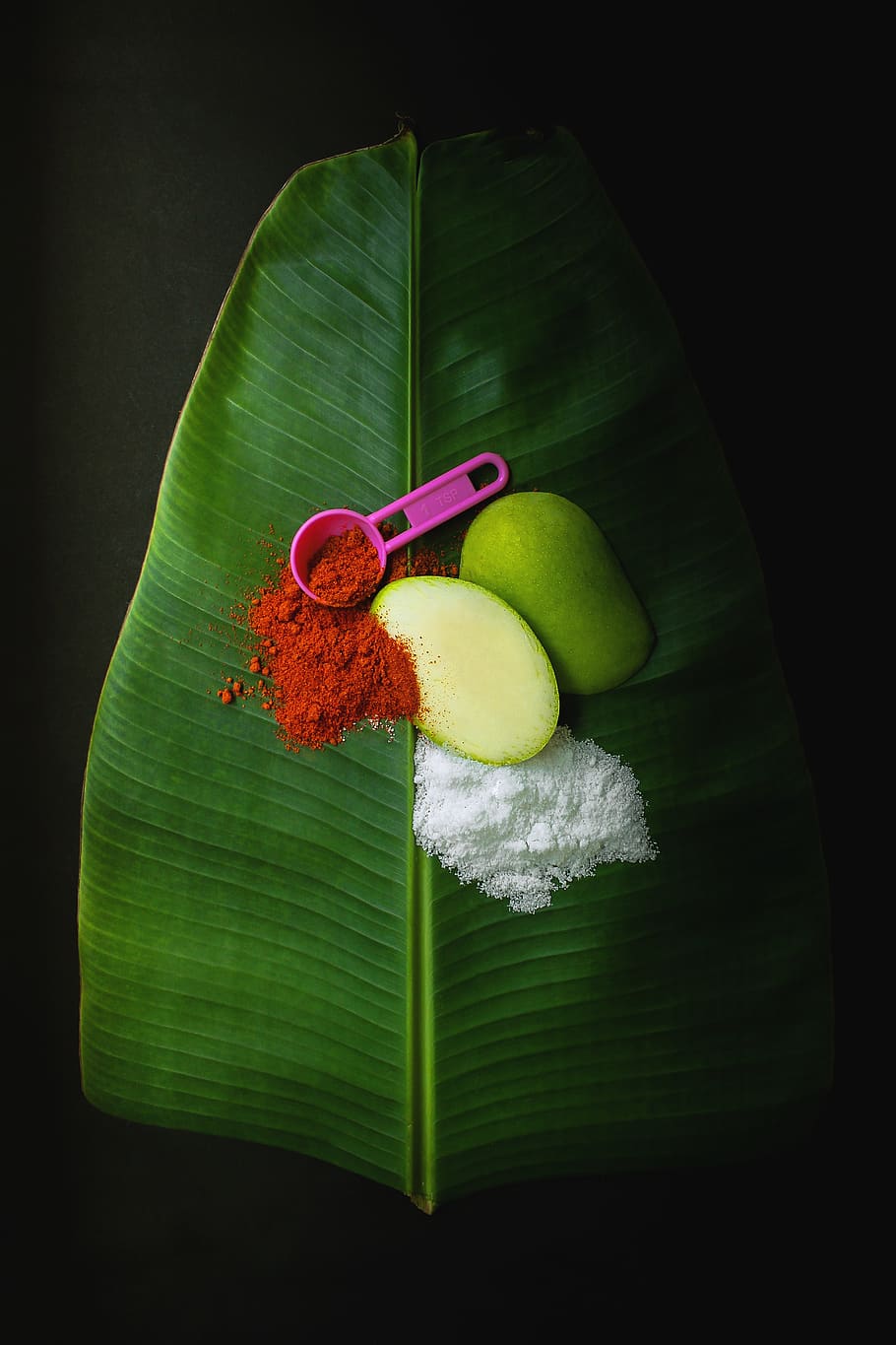 Green Mango With Chili Powder, banana leaf, chill, food, fruit, HD wallpaper