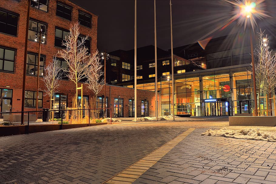 Street Light Near Building, architecture, night, sweden, windows HD wallpaper