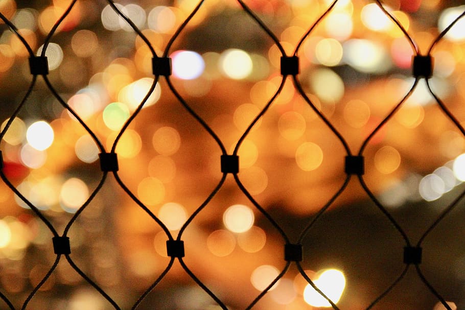 bokeh lights, fence, chainlink fence, barrier, boundary, focus on foreground HD wallpaper