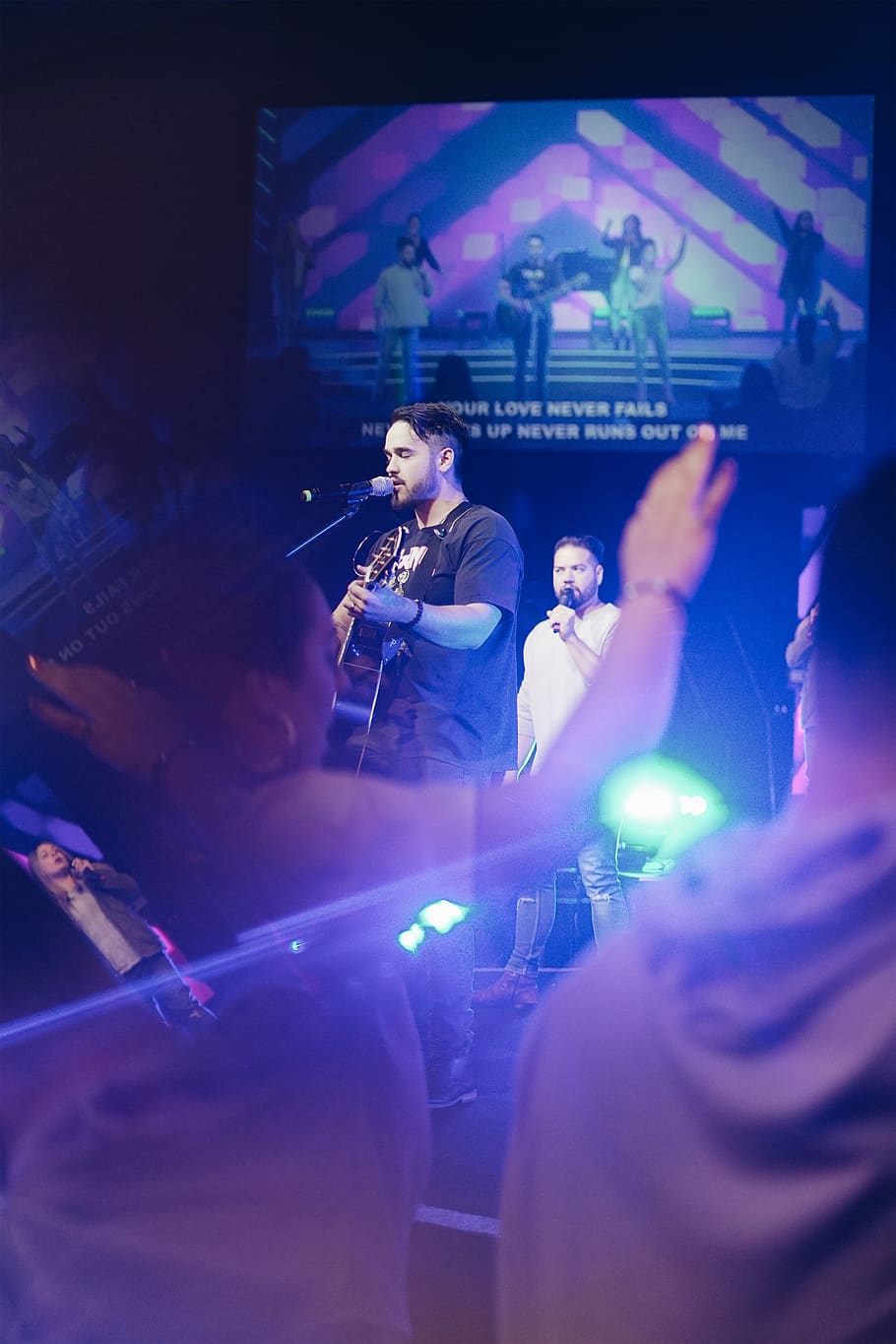 man playing guitar on stage, music, arts culture and entertainment HD wallpaper