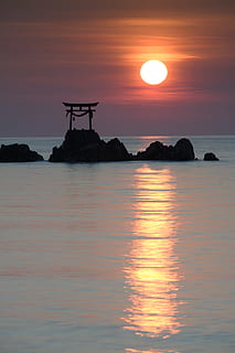 Itsukushima Shrine in middle of body of water, rock, sun, temple HD wallpaper