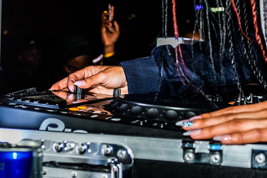 disc jockey controlling DJ controller, music, person, human, people HD wallpaper