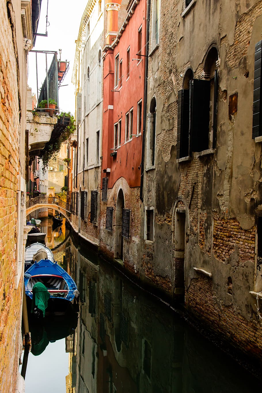 canal between brown building, city, town, street, alleyway, road HD wallpaper