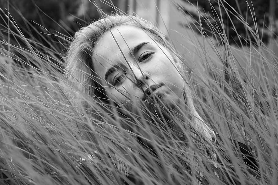 grass, portret, portrait, young women, one person, headshot HD wallpaper