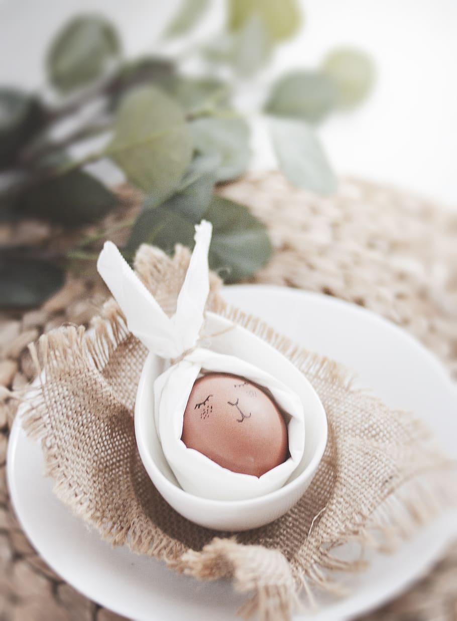 Easter Egg on Plate, blur, bright, close-up, colors, easter decorations HD wallpaper