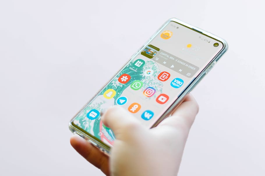 person using silver Android smartphone, human hand, human body part HD wallpaper