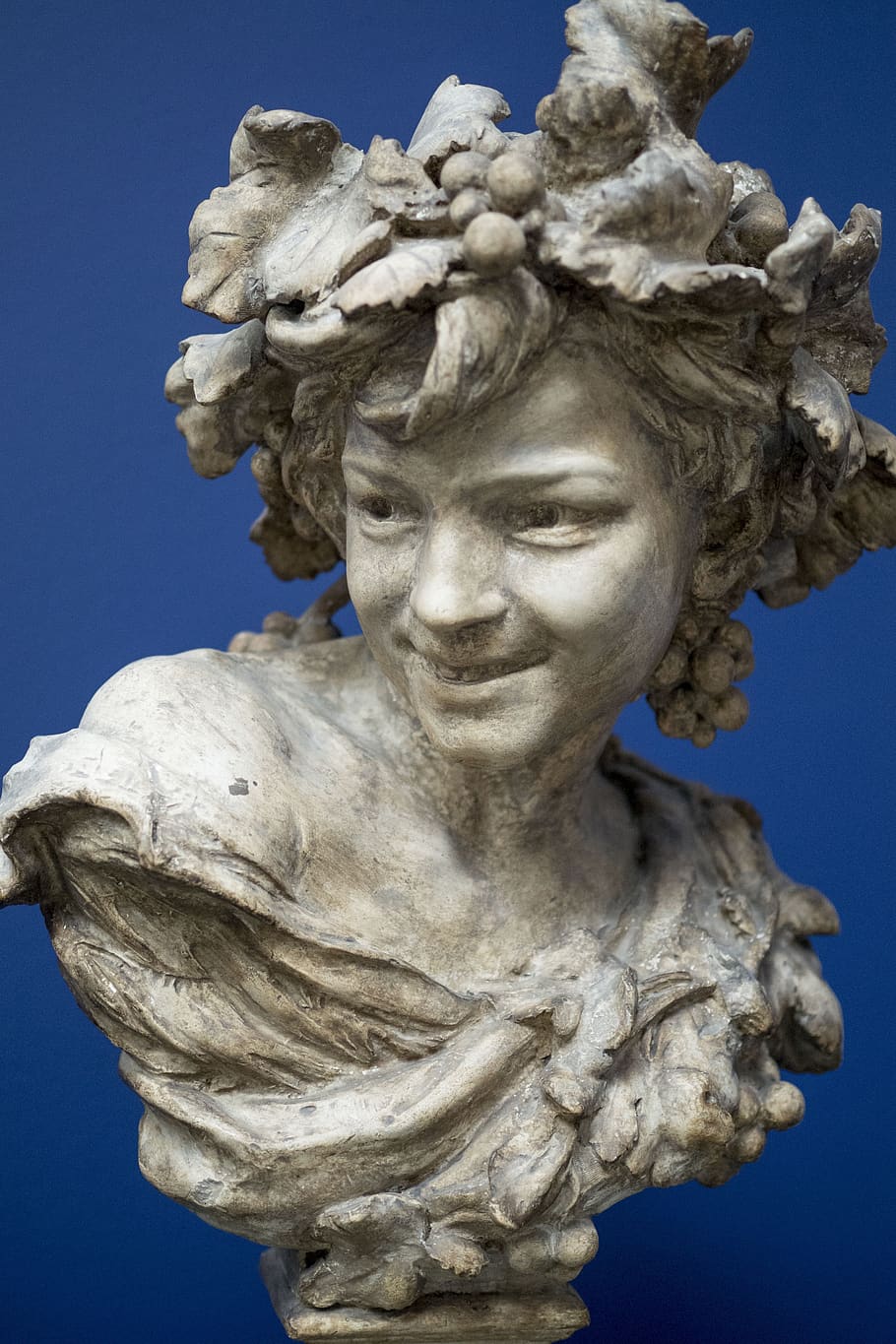 Stone child. Античная скульптура. Скульптура лица. Античная статуя улыбается. Скульптура голова женщины.