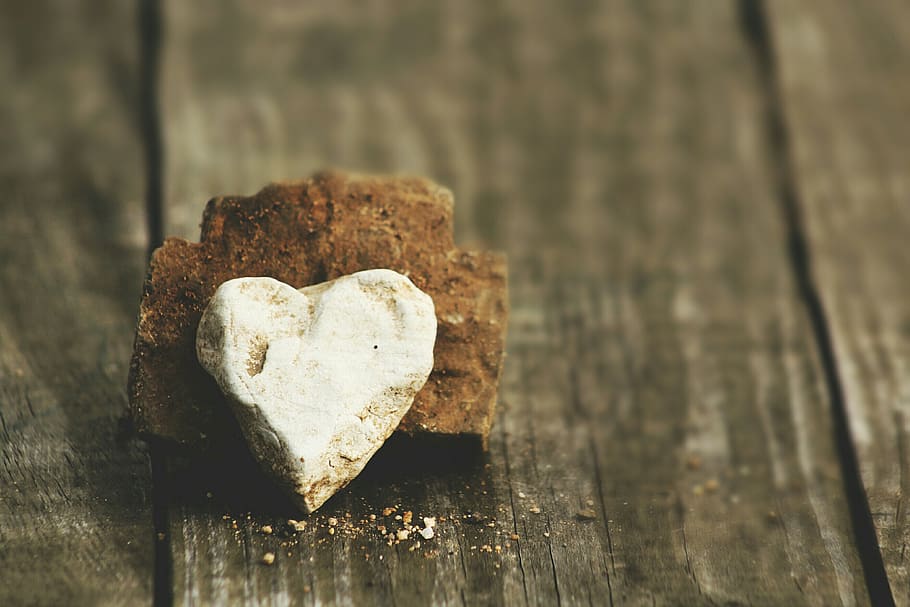 rocks, heart, nature, table, wood, stone, heart shape, positive emotion HD wallpaper
