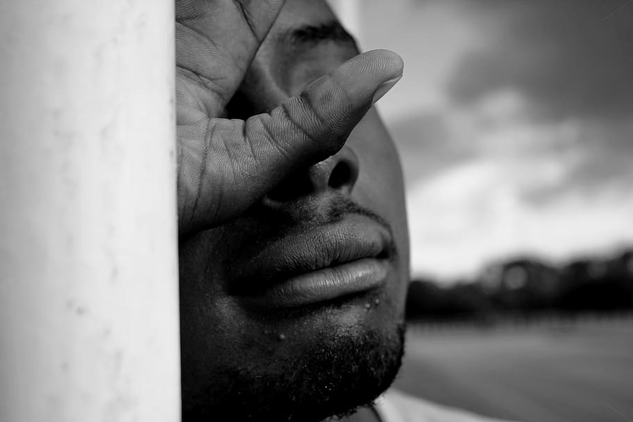 Man Leaning on White Wall, adult, black and white, blurred background HD wallpaper