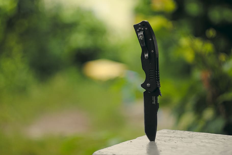 knife, green, tactical, tanto, black, bokeh, blur, focus on foreground